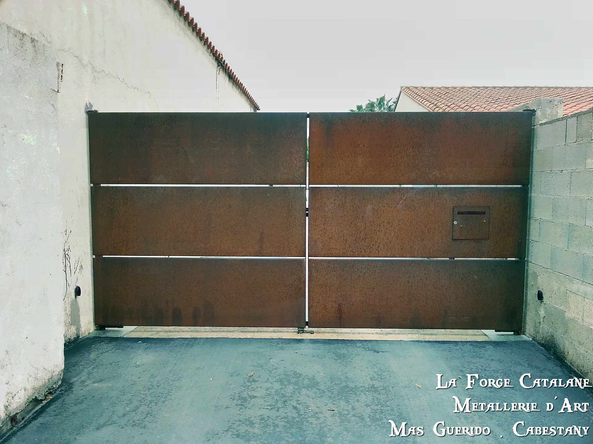 portail caisson tole simple face rouille boite au lettre integre forge catalane.jpg